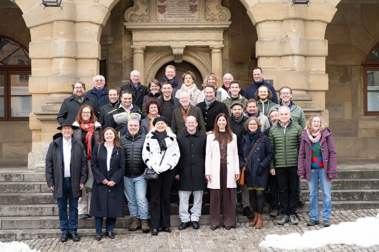 Gruppenfoto der Allianz für mehr Kreistagsmandate vor dem Rothenburger Rathaus